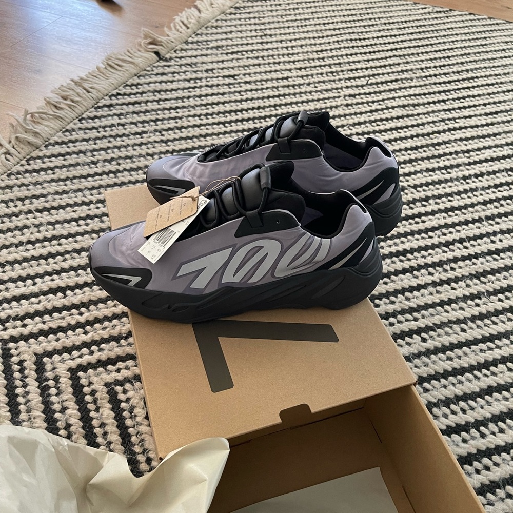 Yeezy Boots 700 - Picture 2 of 6